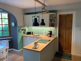 Refrigerador con freezer, microondas, horno, placa de cocina