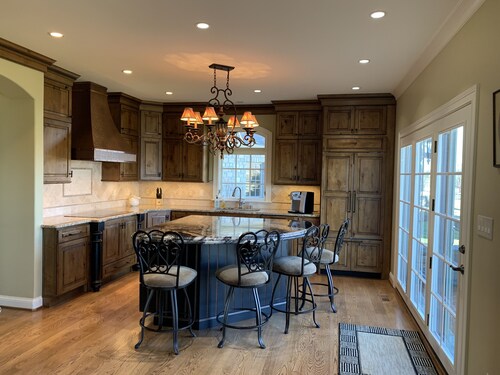 Private Country Estate: 16 miles to Keeneland, 13 to KY Horse Park.