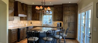 Private Country Estate: 16 miles to Keeneland, 13 to KY Horse Park.