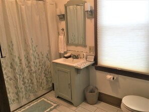 Bañera con ducha, secador de pelo, toallas, jabón