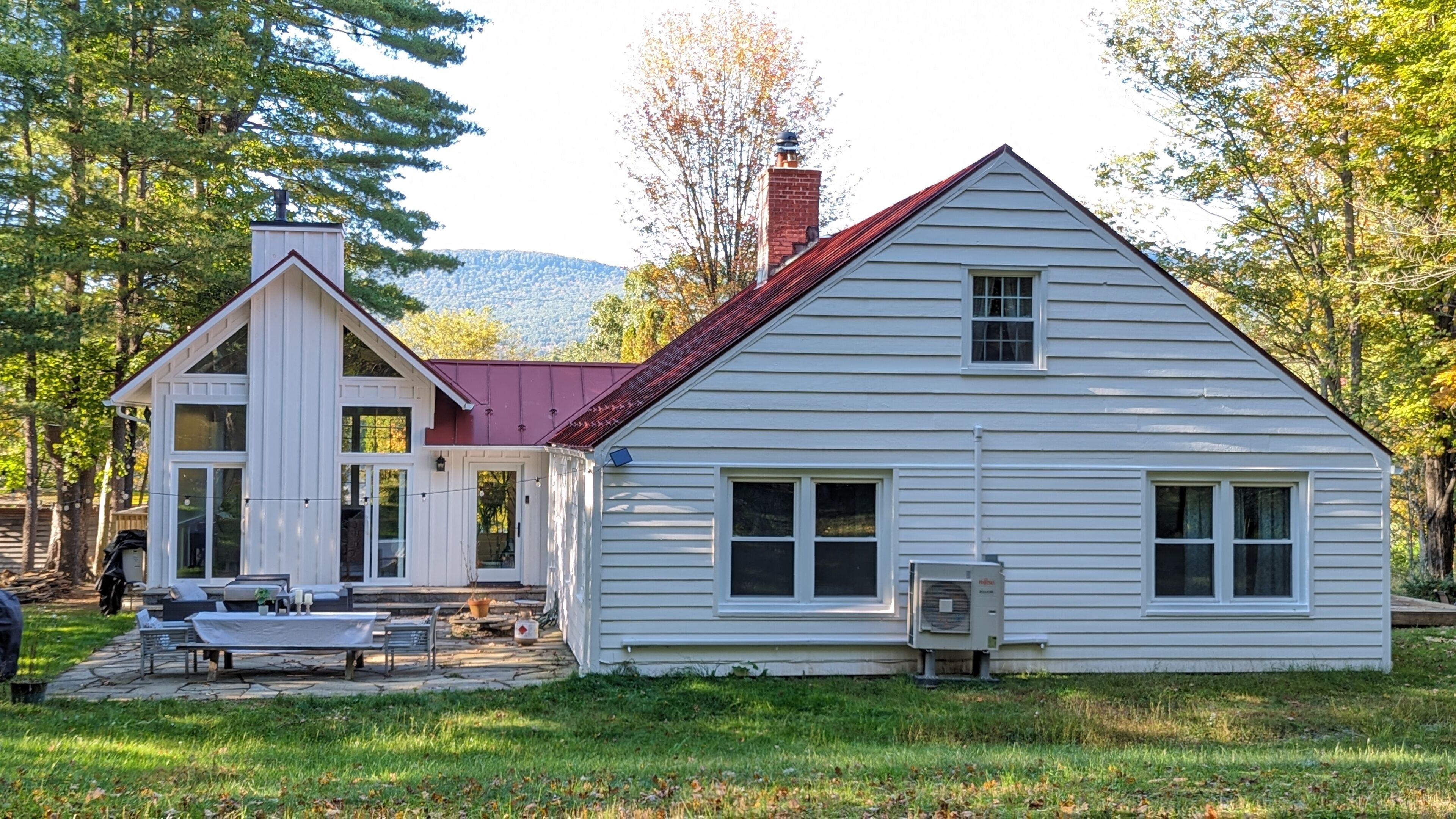 Woodstock walk to town, entire home and property to yourself, mountain views.