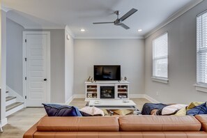 Smart TV, fireplace