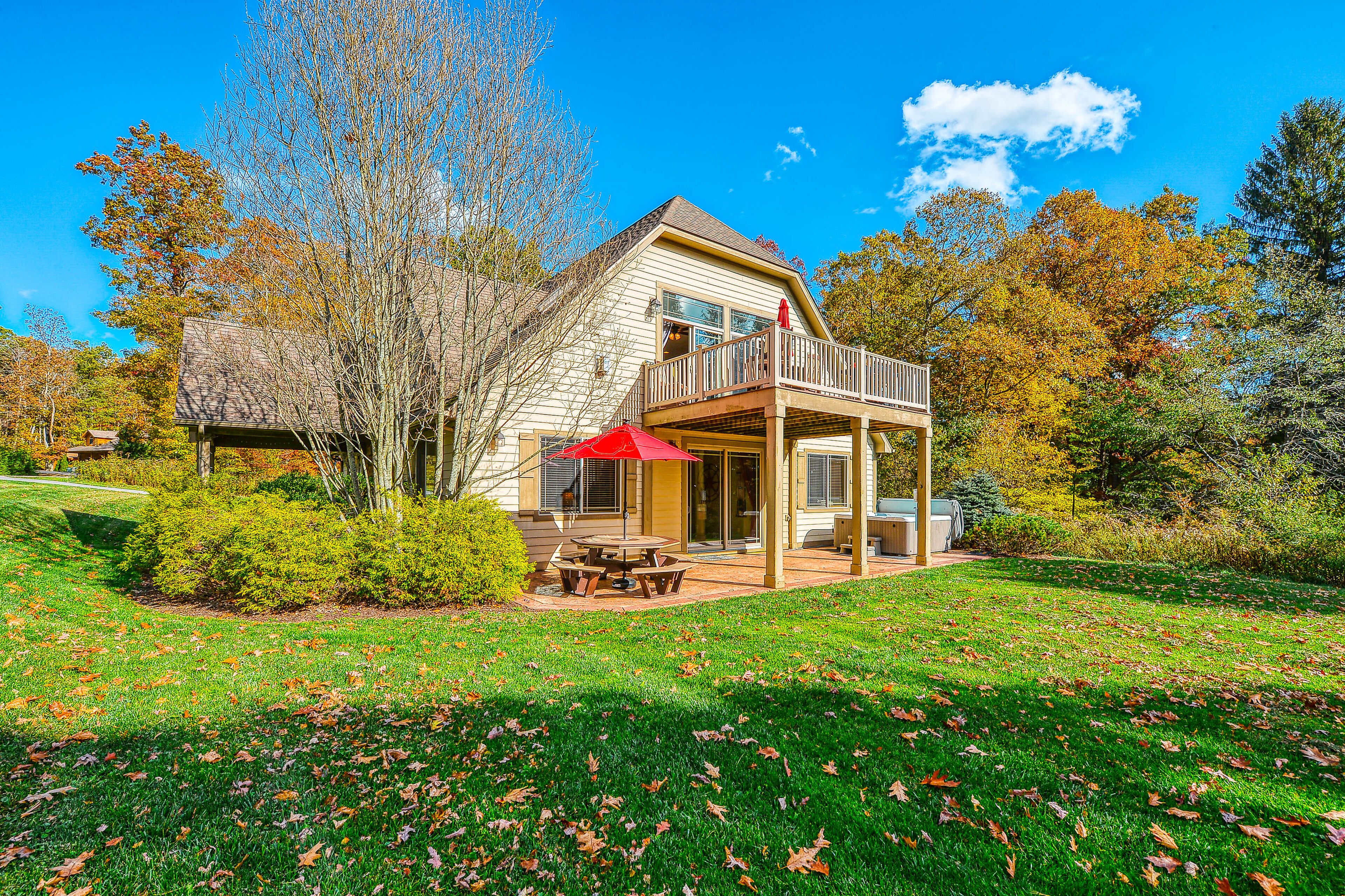 Dog-friendly home with private hot tub, fireplace, firepit & pool table