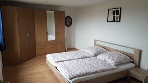 2 Schlafzimmer, Reisekinderbett, kostenloses WLAN, Bettwäsche