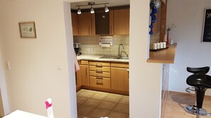 ثلاجة، موقد طهي مسطح، غسالة أطباق، ماكينة لصنع القهوة/الشاي