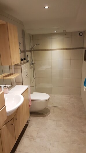 Chuveiro, secador de cabelo, toalhas de banho, sabonete
