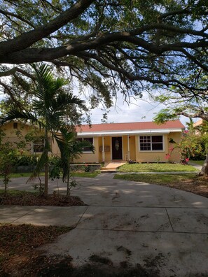 Exterior - DELIGHTFUL 1 BED 1 BATH APT IN HOLLYWOOD FLORIDA (Hollywood)