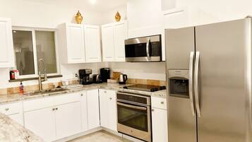 Frigorífico, microondas, horno y placa de cocina