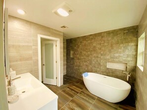 Badekar, hårføner, håndklær og såpe