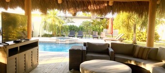 Paradise Resort, With Pool, & Mile Away From the Beach