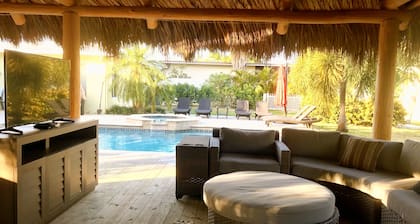 Paradise Resort, With Pool, & Mile Away From the Beach
