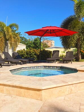 Utendørsbasseng og et oppvarmet basseng