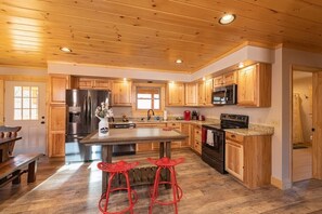 Fridge, microwave, oven, stovetop - Just Built New Cabin In the Valley Year Round Access, The Barn Owl (Maggie Valley)