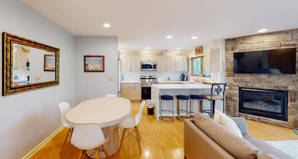 Premier lake view condo with hot tub, fireplace & great central location