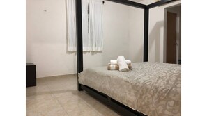 3 slaapkamers, een strijkplank/strijkijzer, reisbedje, gratis wifi