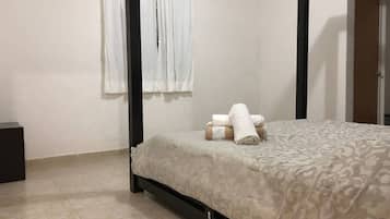 3 slaapkamers, een strijkplank/strijkijzer, reisbedje, gratis wifi