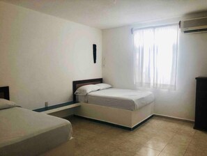 3 slaapkamers, een bureau, een strijkplank/strijkijzer, reisbedje