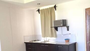 Frigorífico, cafetera o tetera, utensilios de cocina y especias