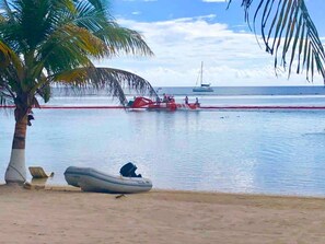 Playa en los alrededores, camastros y toallas de playa 