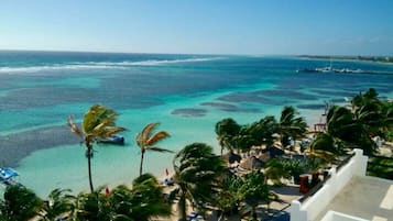 Ubicación cercana a la playa, tumbonas y toallas de playa