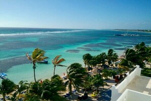 靠近海滩、沙滩椅、沙滩毛巾