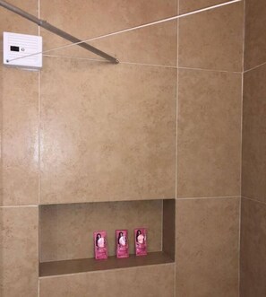 Toalhas de banho, sabonete, papel higiênico 