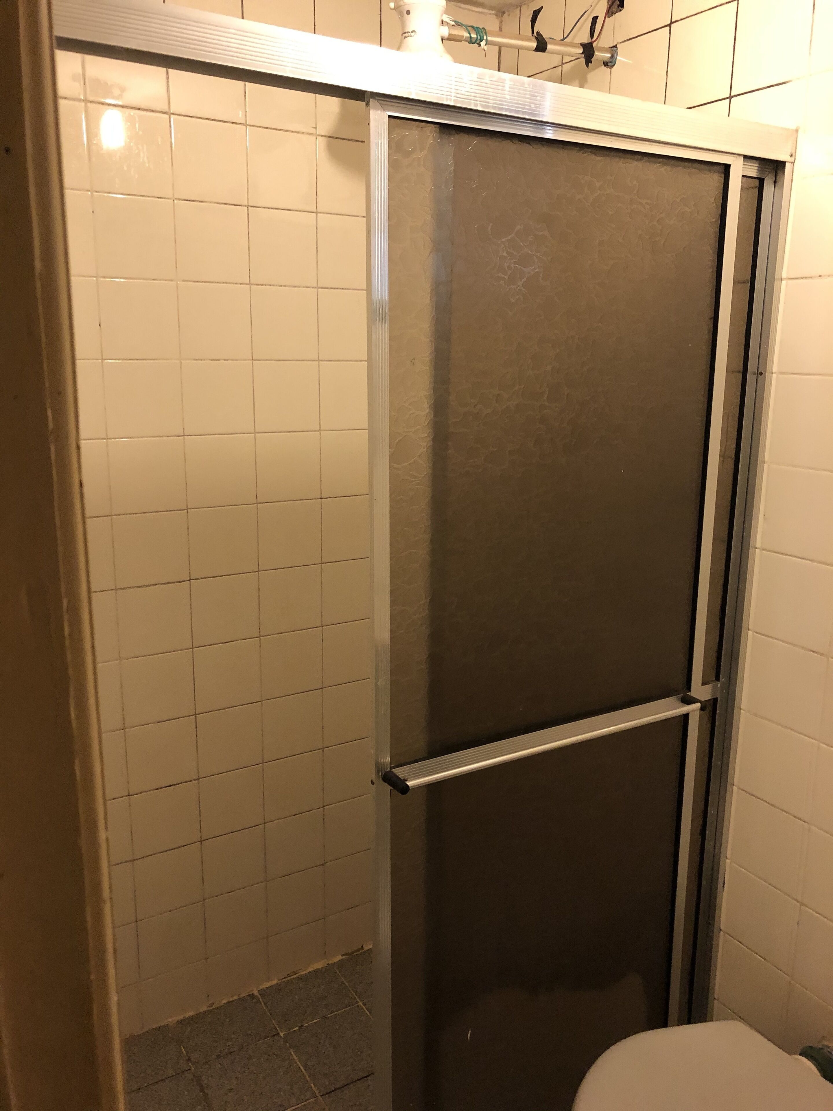 Quarto casal | Banheiro | Chuveiro, toalhas de banho, papel higiênico 