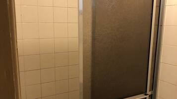 Quarto casal | Banheiro | Chuveiro, toalhas de banho, papel higiênico