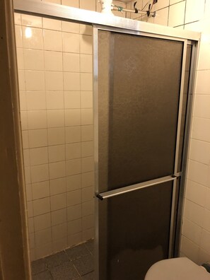 Double Room | Bathroom | Shower, towels, toilet paper - Gama Apart Hotel (Gama)