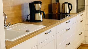 Geschirrspüler, Wasserkocher mit Kaffee-/Teezubehör