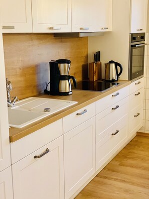 Dishwasher, coffee/tea maker, cookware/dishes/utensils, paper towels