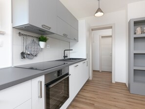 Wasserkocher mit Kaffee-/Teezubehör, Kühlschrank, Ofen, Geschirrspüler