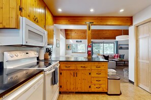 Kylskåp, mikrovågsugn, ugn och spishäll