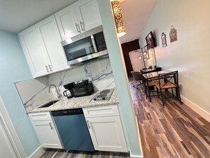 Fridge, microwave, dishwasher, coffee/tea maker - DOLPHINS🐬,BEACH step away,WATER VIEW,SUNRISE, FREE WIFI,FREE PARKING,POOLS #611 (Ruskin)