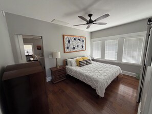 2 chambres, bureau, fer et planche à repasser, lit parapluie