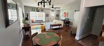 House with large deck, walking distance to Historic Downtown Winter Garden