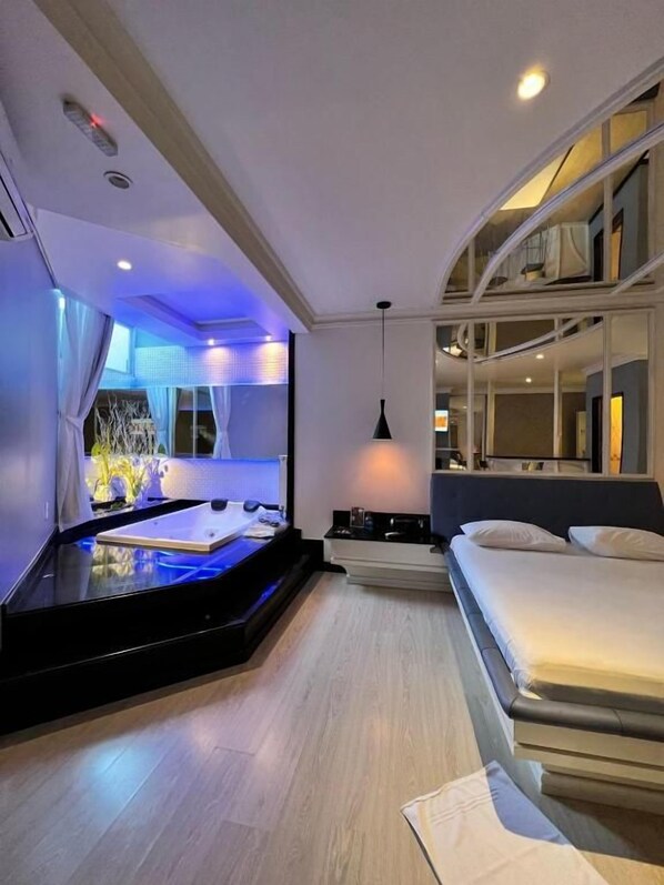 A modern hotel room with a glass-enclosed jacuzzi, a bed, and a large window. - Ettus Motel (Caxias do Sul)