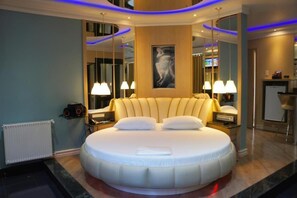 Trang trí khác biệt, trang bị nội thất với thiết kế riêng biệt 