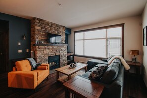 Smart TV, chimenea, reproductor de DVD y estéreo