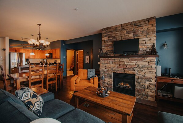 Smart TV, fireplace, DVD player, stereo