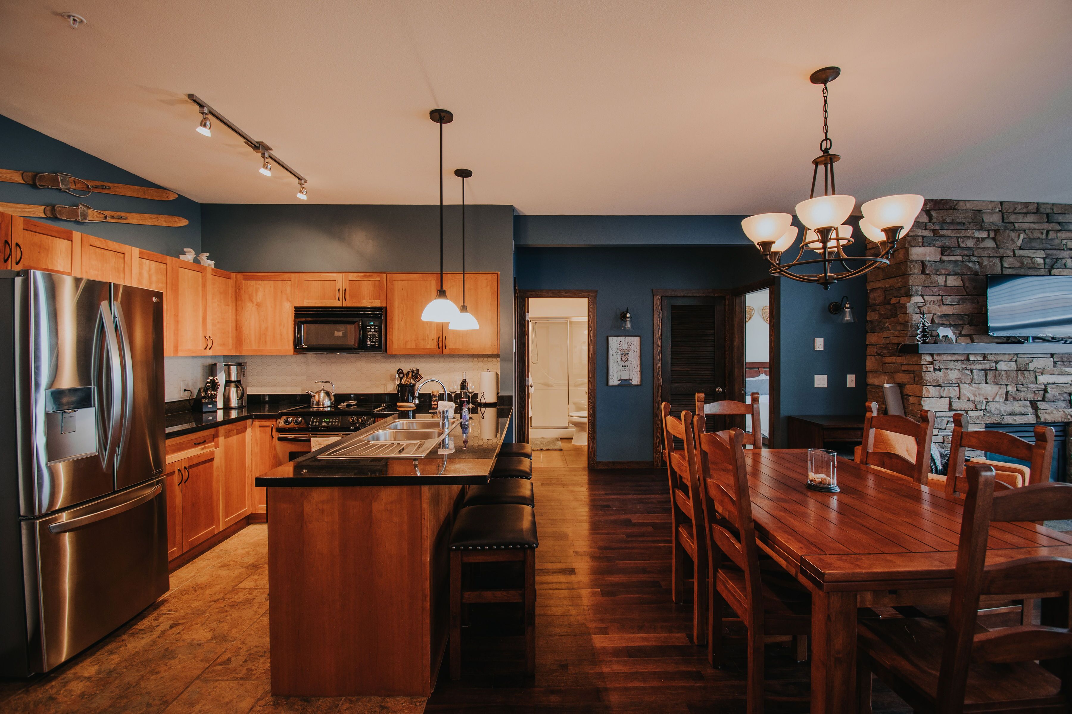 Frigorífic, microones, forn i placa de cuina 