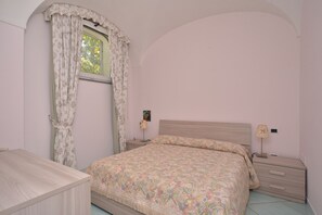 2 bedrooms, iron/ironing board, bed sheets - Cocos Ischia, independent villa (Ischia)
