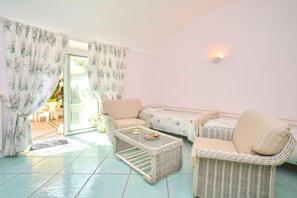 2 bedrooms, iron/ironing board, bed sheets