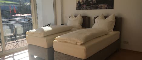 Standard Apartment, Mountain View | Egyptian cotton sheets, premium bedding, individually furnished