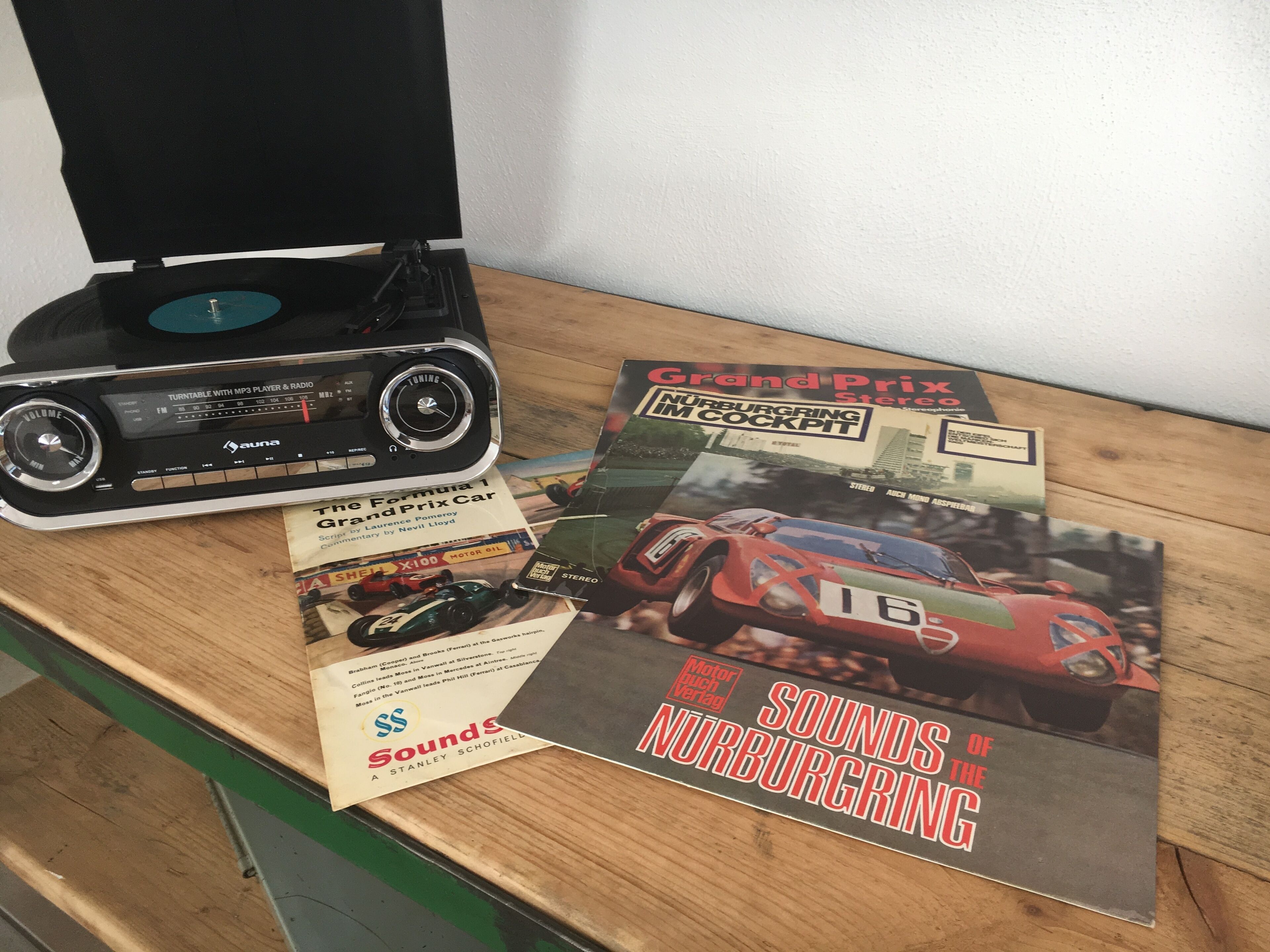 Un tocadiscos con un disco, una revista titulada 