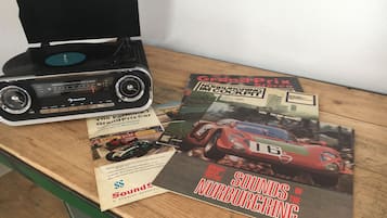 Un tocadiscos con un disco, una revista titulada