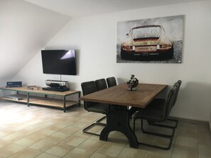 Comfort Apartment, Mountain View | Living area | 40-inch flat-screen TV with satellite channels, TV, heated floors - Nringrooms Exit-Breidscheid (Adenau)