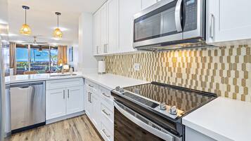 ثلاجة، ميكروويف، فرن، موقد طهي مسطح