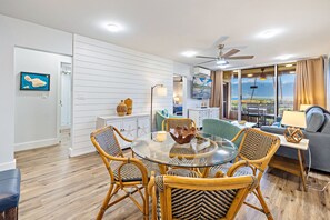 Interior - Amazing Ocean/Beach Front, Pool Side, Ground Floor Remodeled 2 Bdr 2 Bath Condo (Kihei)