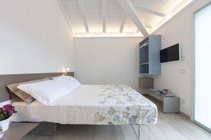 Deluxe Room, Balcony | Minibar, in-room safe, desk, laptop workspace - Aria Design B&B Levanto (Levanto)